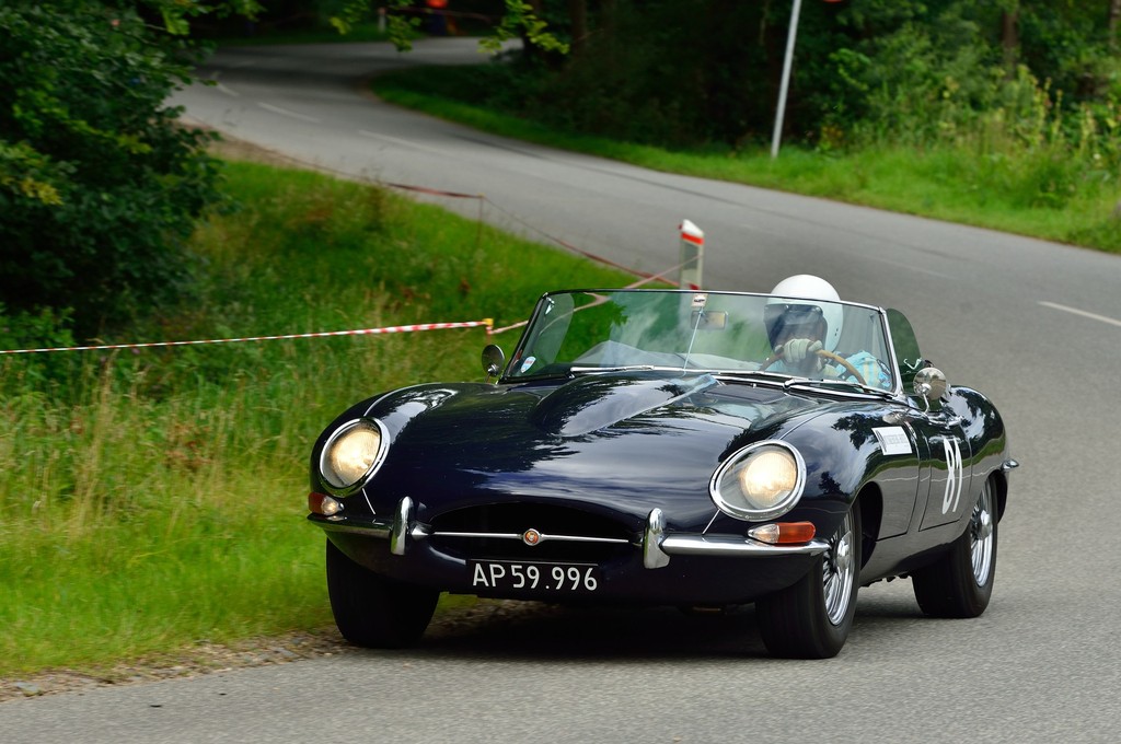 Alle raske drenges drømmebil i 1960’erne: Søren Wichmann fra Fåborg er på vej op ad bjerget i sin Jaguar E-type fra 1967.
(Foto: Michael Eisenberg)